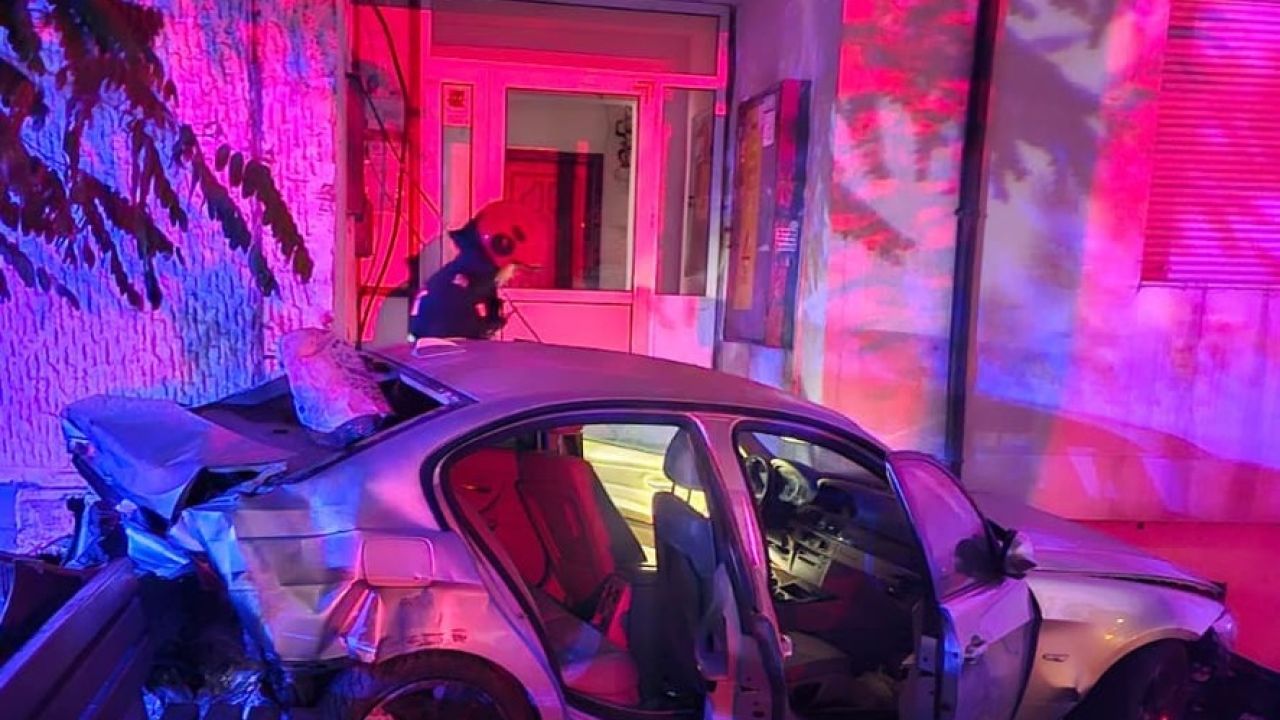 Accident violent în Piatra Neamț: două mașini implicate, una proiectată în scara unui bloc