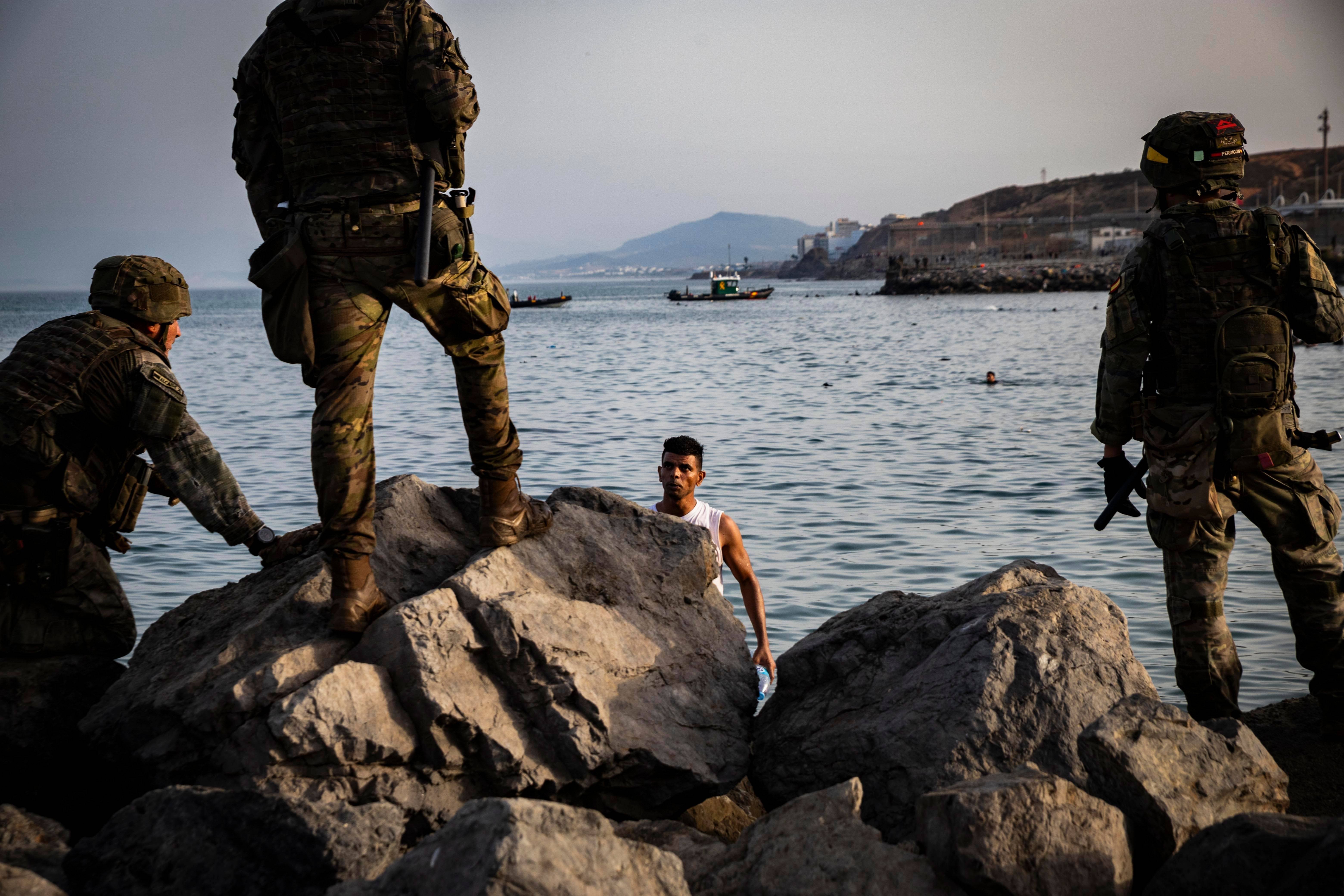 Guvernul spaniol spune că ”aproape toți” migranții care au intrat în Ceuta s-au întors în Maroc. S-a instalat barieră pe mare