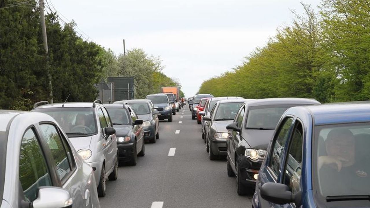 Trafic infernal pe principalele drumuri din țară. Coloane de mașini pe Valea Prahovei și spre litoral