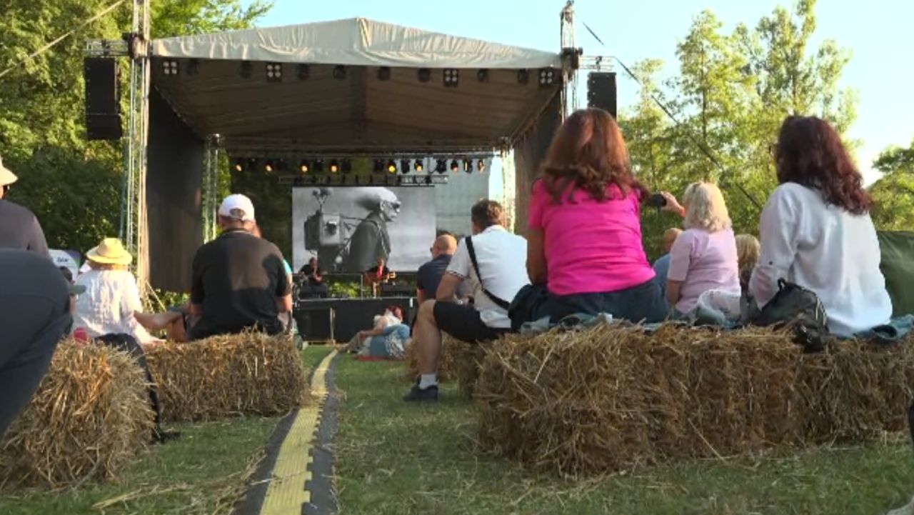 Festivalul de muzică folk „Vama de la Munte” atrage peste 2.000 de turiști la Vama Buzăului