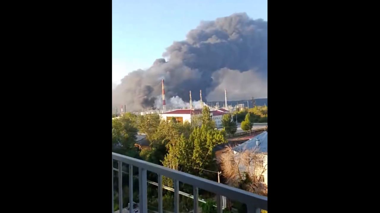Ucraina anunță lovituri asupra rafinăriei Engels și bazei aeriene din Rusia, cu incendii la instalații