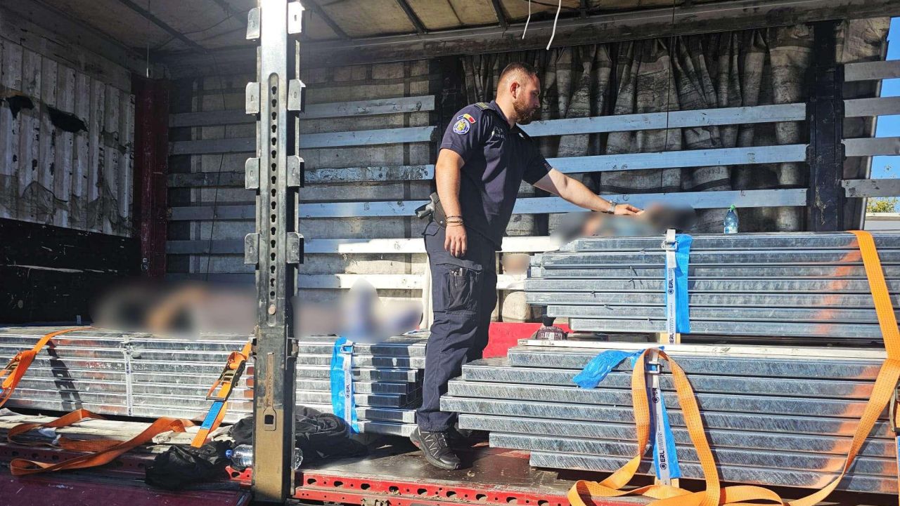 Doi cetățeni marocani au pătruns ilegal în România ascunși într-un TIR. Au fost găsiți inconștienți