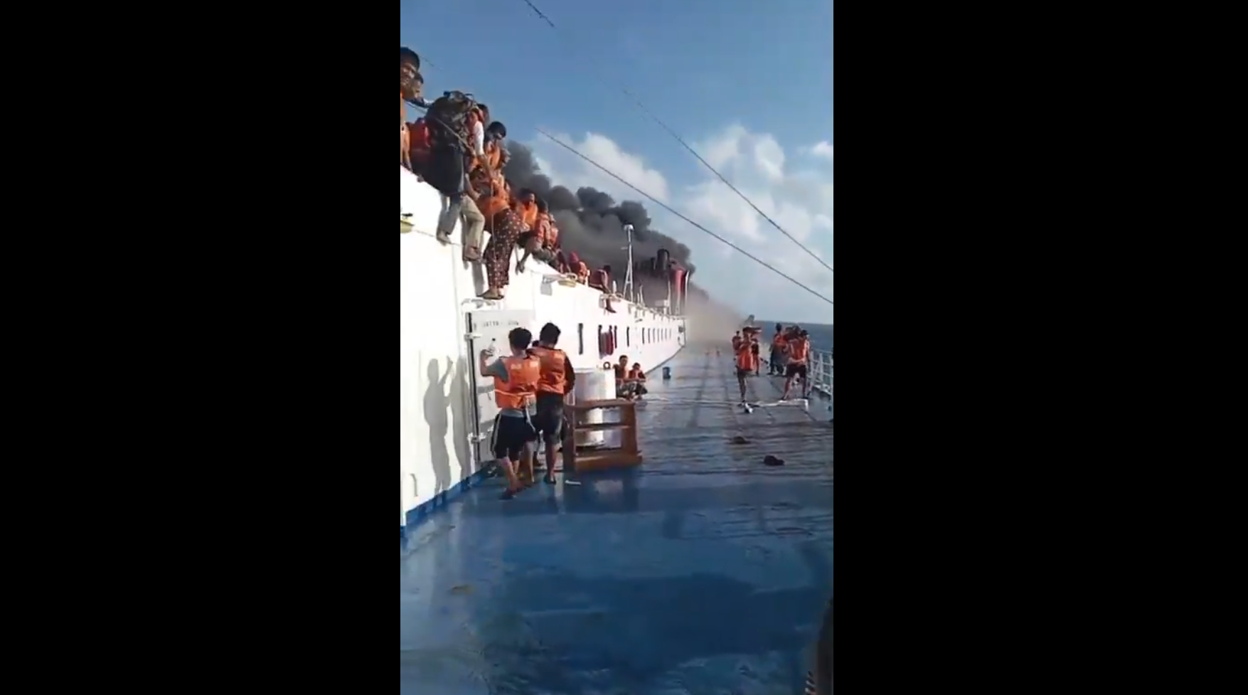Cel puțin cinci persoane au murit, iar alte 41 sunt date dispărute după ce un feribot a luat foc în Indonezia | Video
