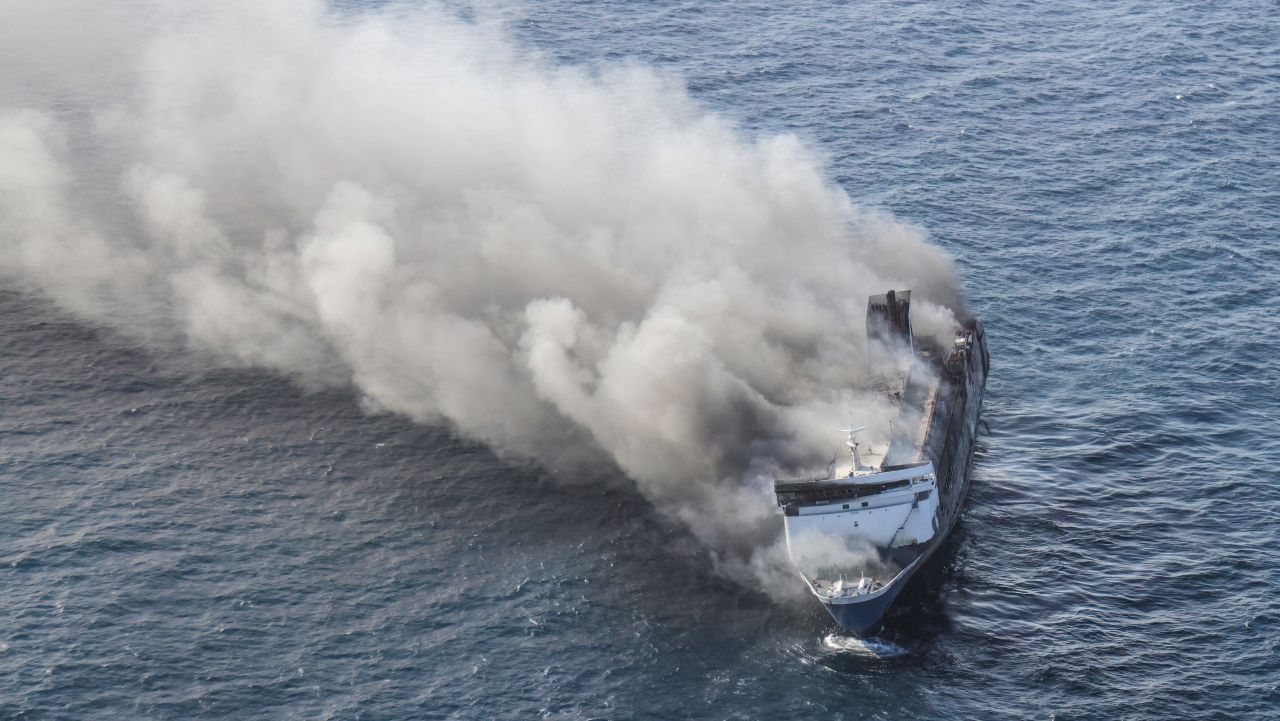 Cel puțin cinci persoane au fost ucise, iar 41 au fost date dispărute după un incendiu izbucnit pe un feribot din Indonezia