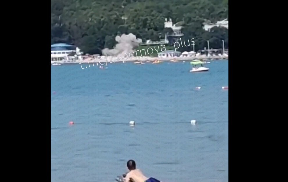 O dronă ucraineană s-a prăbușit pe o plajă plină cu turiști de la Marea Neagră în Rusia. Ar fi și copii printre morți | VIDEO