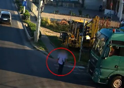 Accident rutier înfiorător în Alba Iulia. Un bărbat a fost ucis de un TIR, pe o trecere de pietoni. Momentul a fost surprins