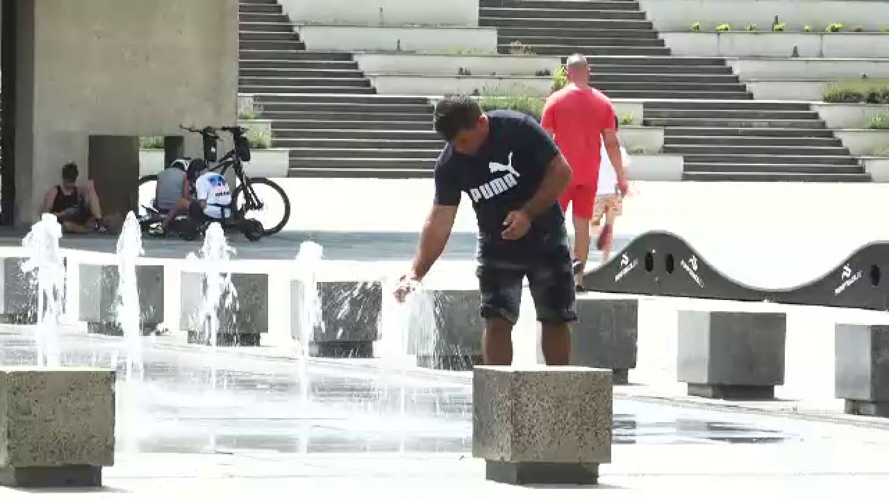 Codul roșu de caniculă topește România. Unde a fost cel mai cald. „Abia rezistăm. E greu”