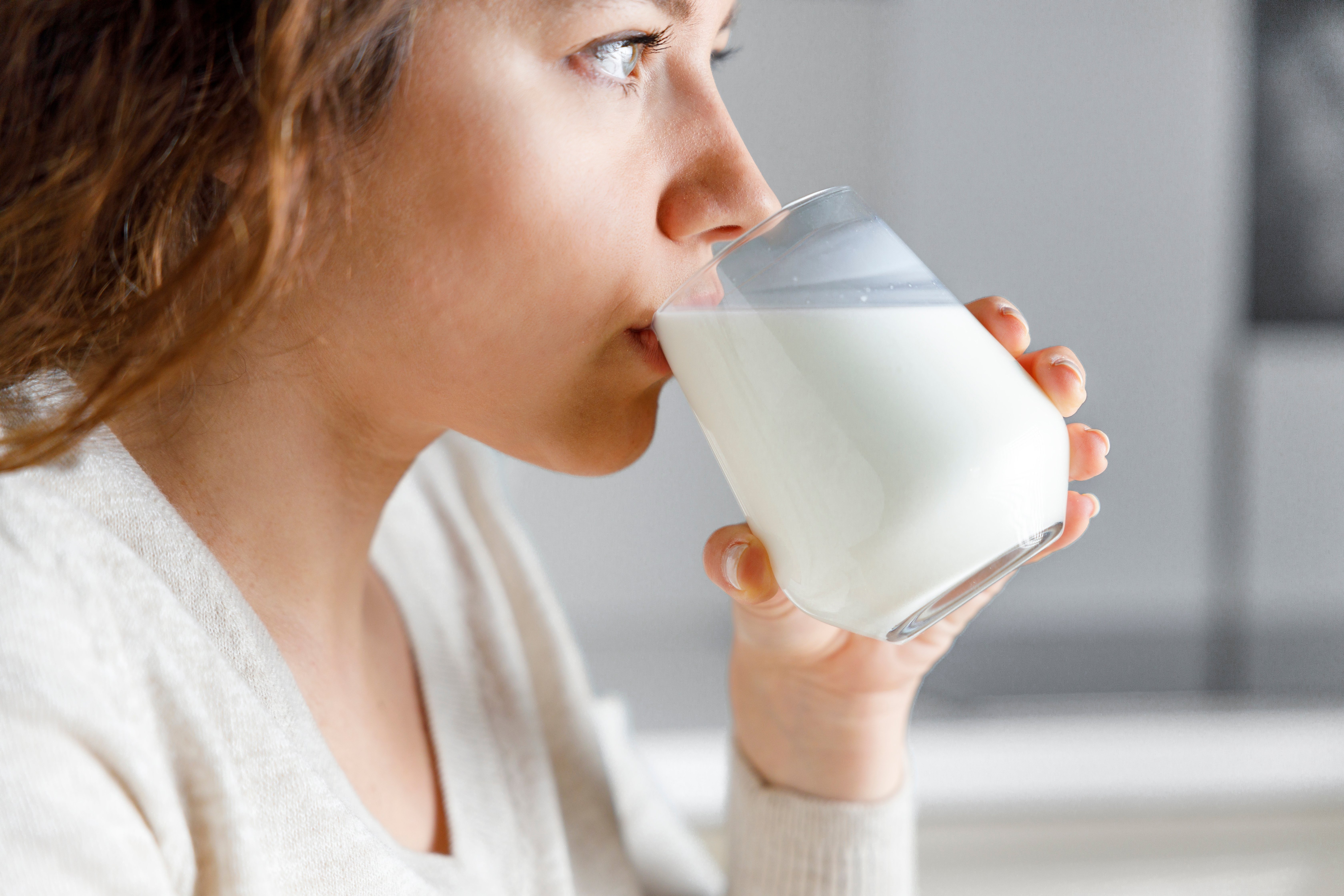 Proteina din lapte care luptă împotriva infecțiilor. O cană de lapte pe zi e suficient, cu o condiție: să nu fie UHT
