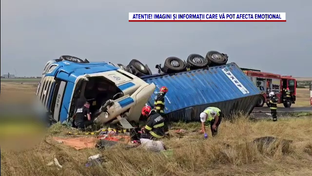 Un șofer de TIR a murit după ce s-a răsturnat pe un drum din Constanța. Uleiul scurs pe șosea a provocat un alt accident