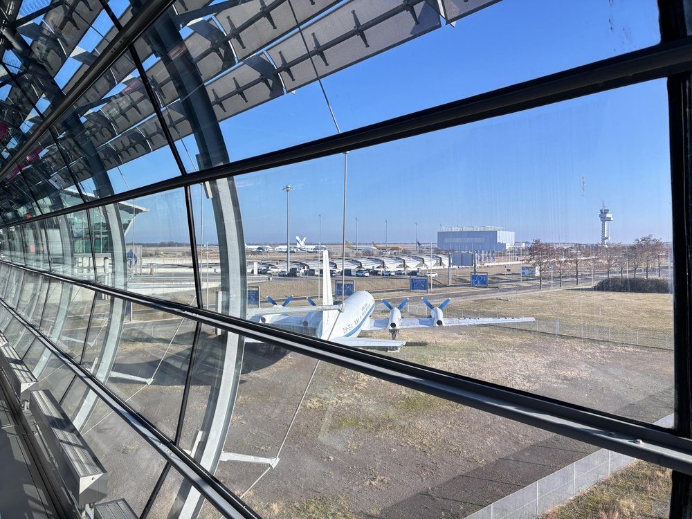 Alertă pe un aeroport din Germania după apariția unui obiect suspect. Zborurile au fost suspendate temporar