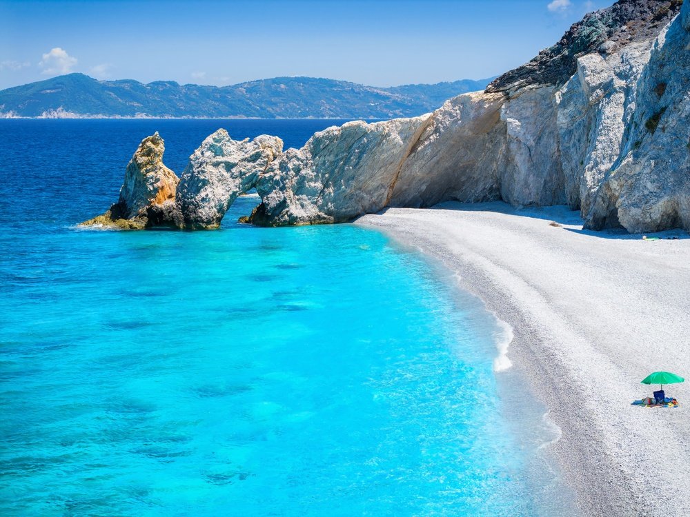 Regula nescrisă de pe plajele din Grecia. Cum poți sta pe șezlong gratuit toată ziua