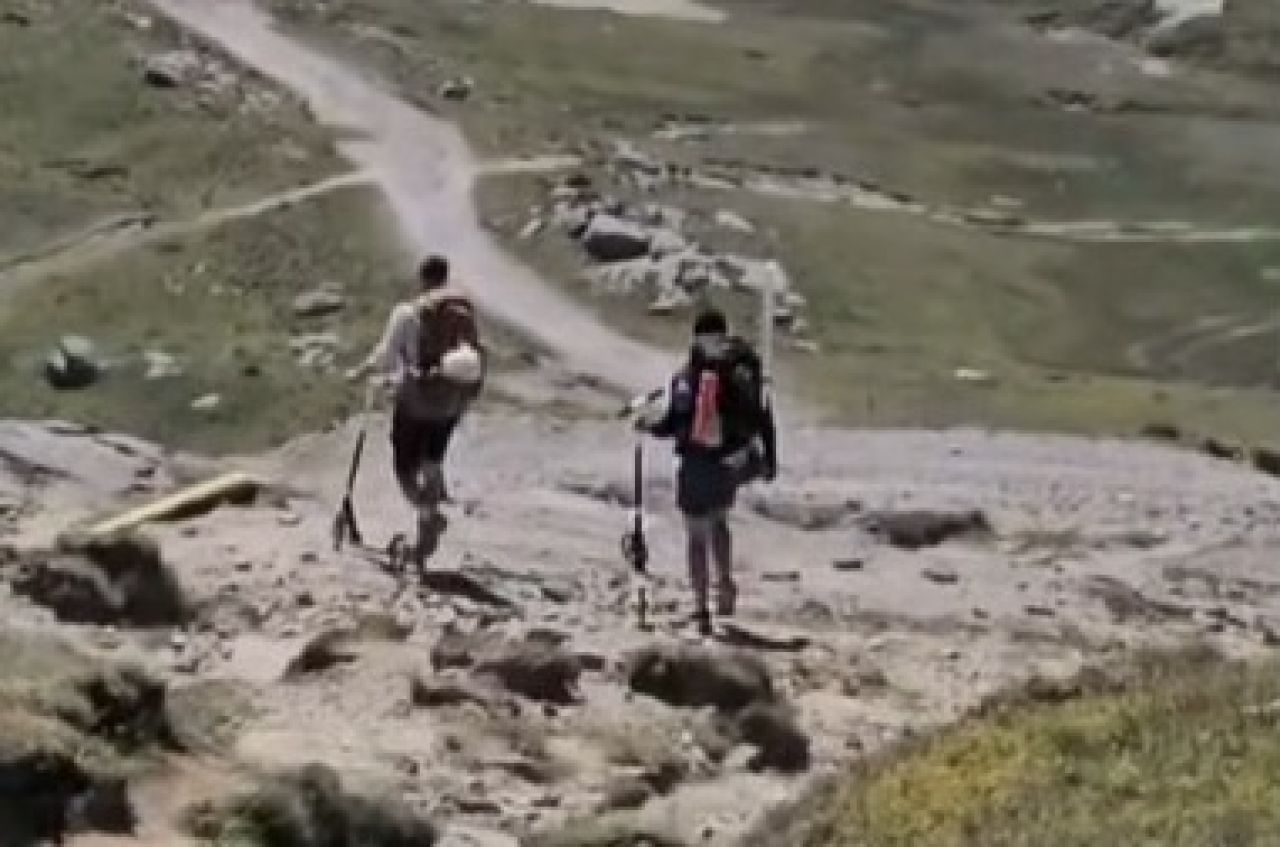 Turiști surprinși pe Platoul Bucegi cu trotinete.