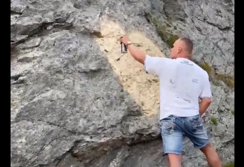 Un bărbat a fost filmat desenând o declaraţie de dragoste pe stâncă, în zona Trasfăgărăşan: „E doar o stâncă”. Val de reacții