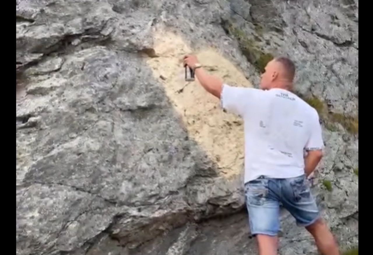 Un bărbat a fost filmat desenând o declaraţie de dragoste pe stâncă, în zona Transfăgărăşan: „E doar o stâncă”. Val de reacții