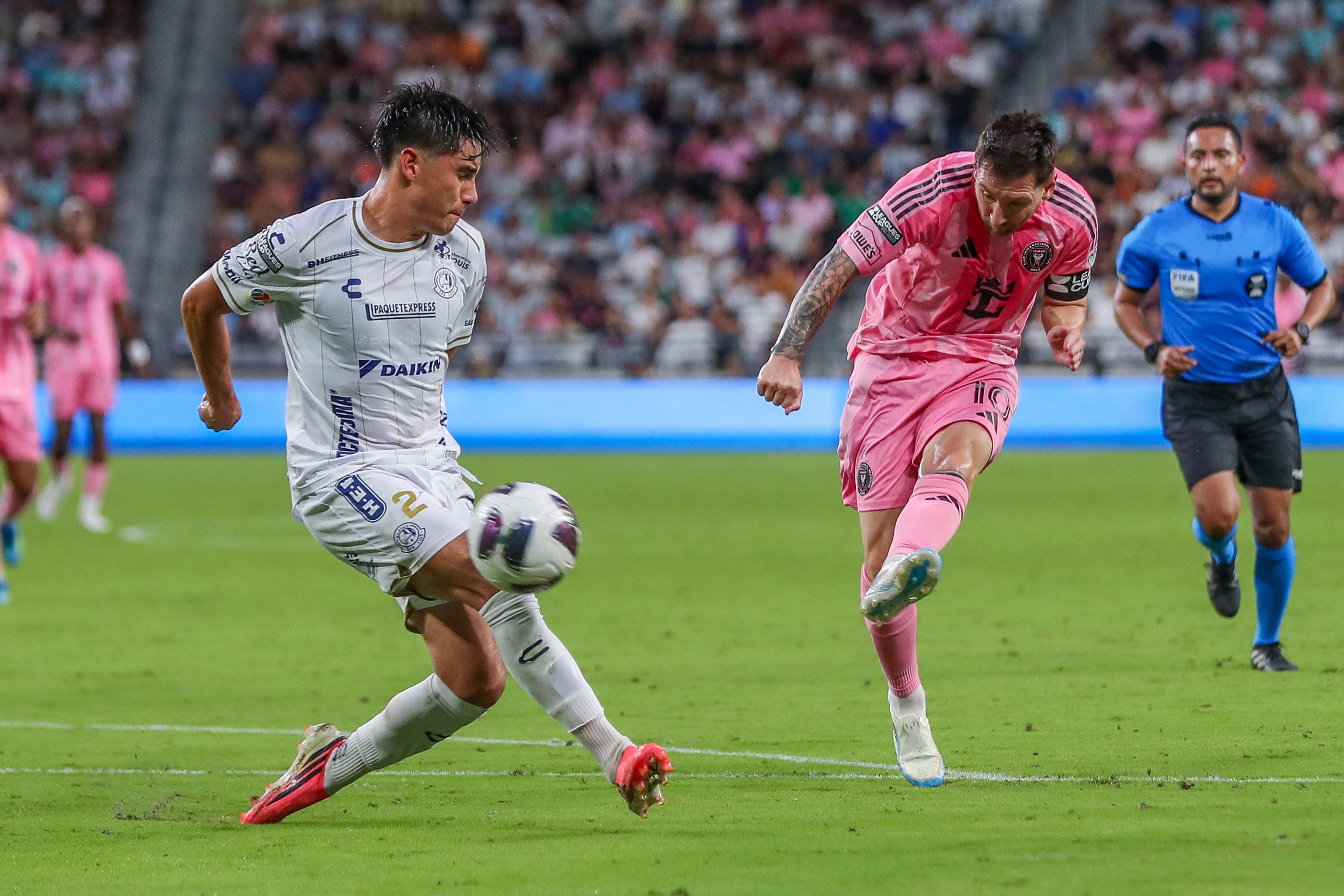 O „dublă”, o pasă decisivă și un record. Lionel Messi a făcut spectacol la revenirea ca titular la Inter Miami. FOTO&VIDEO
