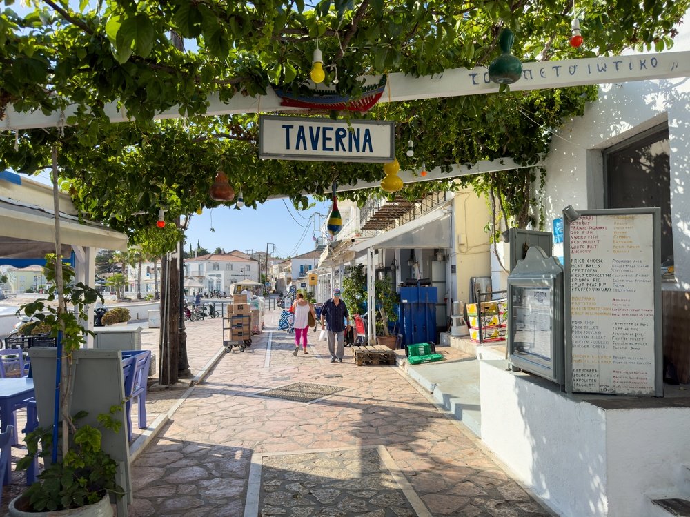Greșeala pe care o fac mulți turiști români în tavernele din Grecia. Ce să nu comanzi niciodată