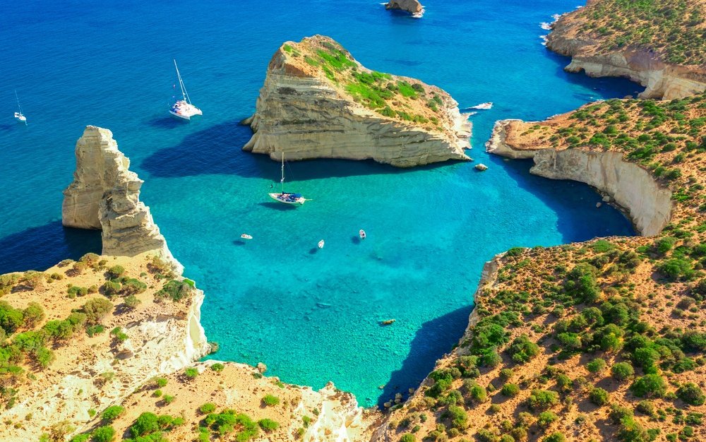 Cele mai frumoase plaje „ascunse” din Grecia la care poți ajunge doar pe jos sau cu barca