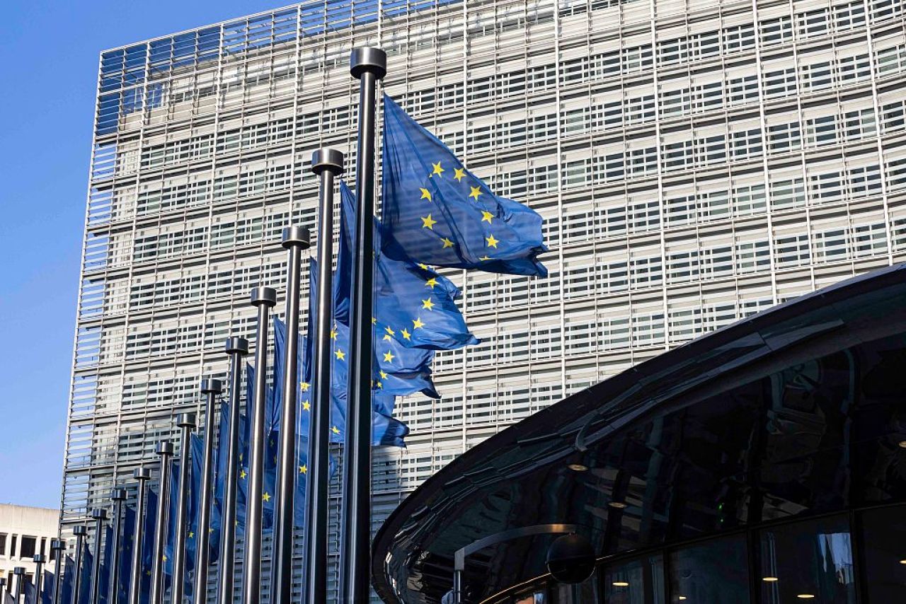 Reacția Comisiei Europene după modificările aduse de Parlament la legea decarbonizării. Va evalua impactul asupra PNRR