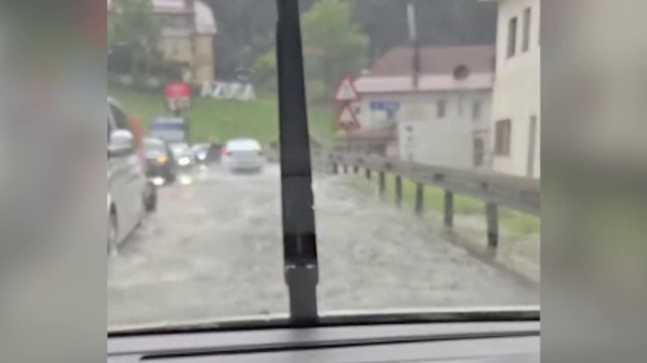 Doi bărbați loviți de trăsnet în râul Mureș în timp ce se răcoreau