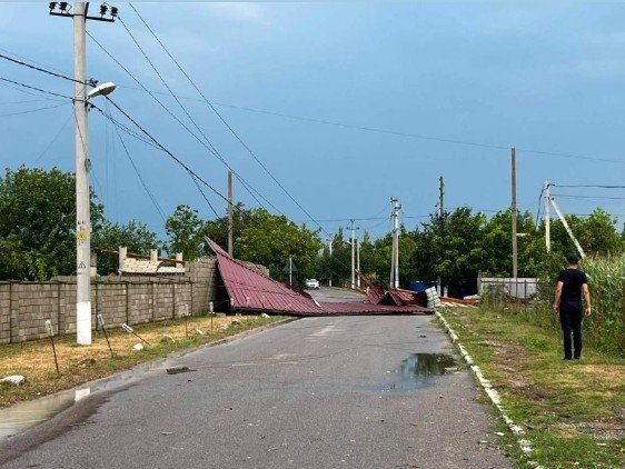 Pene de curent în Republica Moldova din cauza vremii. Zece stâlpi de înaltă tensiune ar fi fost afectaţi sau doborâţi