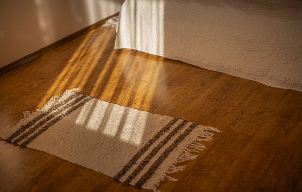 Un turist a găsit o trapă secretă într-un Airbnb. Ce se afla sub podea i-a dat fiori. „Mi s-a părut foarte neliniștitor”