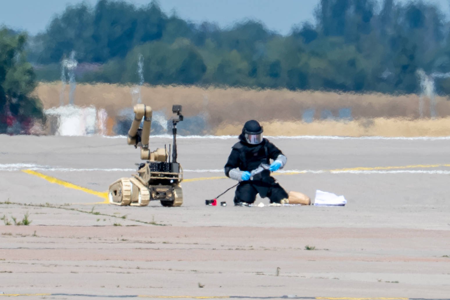 Drona cu explozibil de pe Aeroportul Leipzig, doborâtă cu piciorul. „Eroul”, un șofer de autobuz
