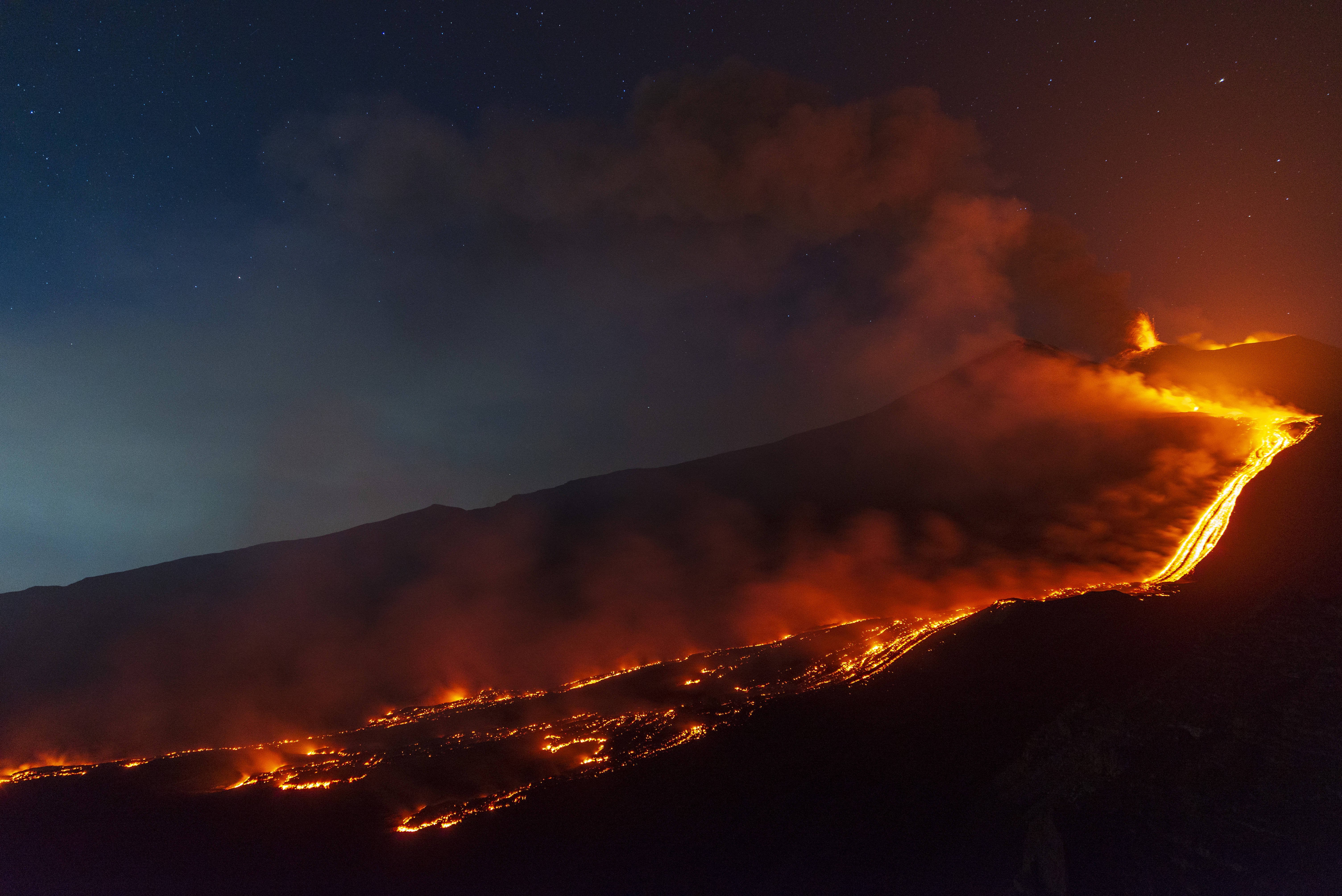 Aeroport închis din cauza erupției unui vulcan. Etna este unul din cei mai activi din lume