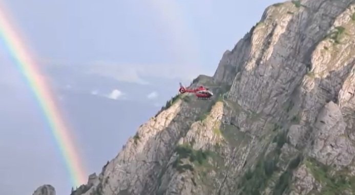 Misiune dificilă în Bucegi. Salvamontiștii au folosit în premieră un sistem special pentru doi alpiniști blocați pe stâncă