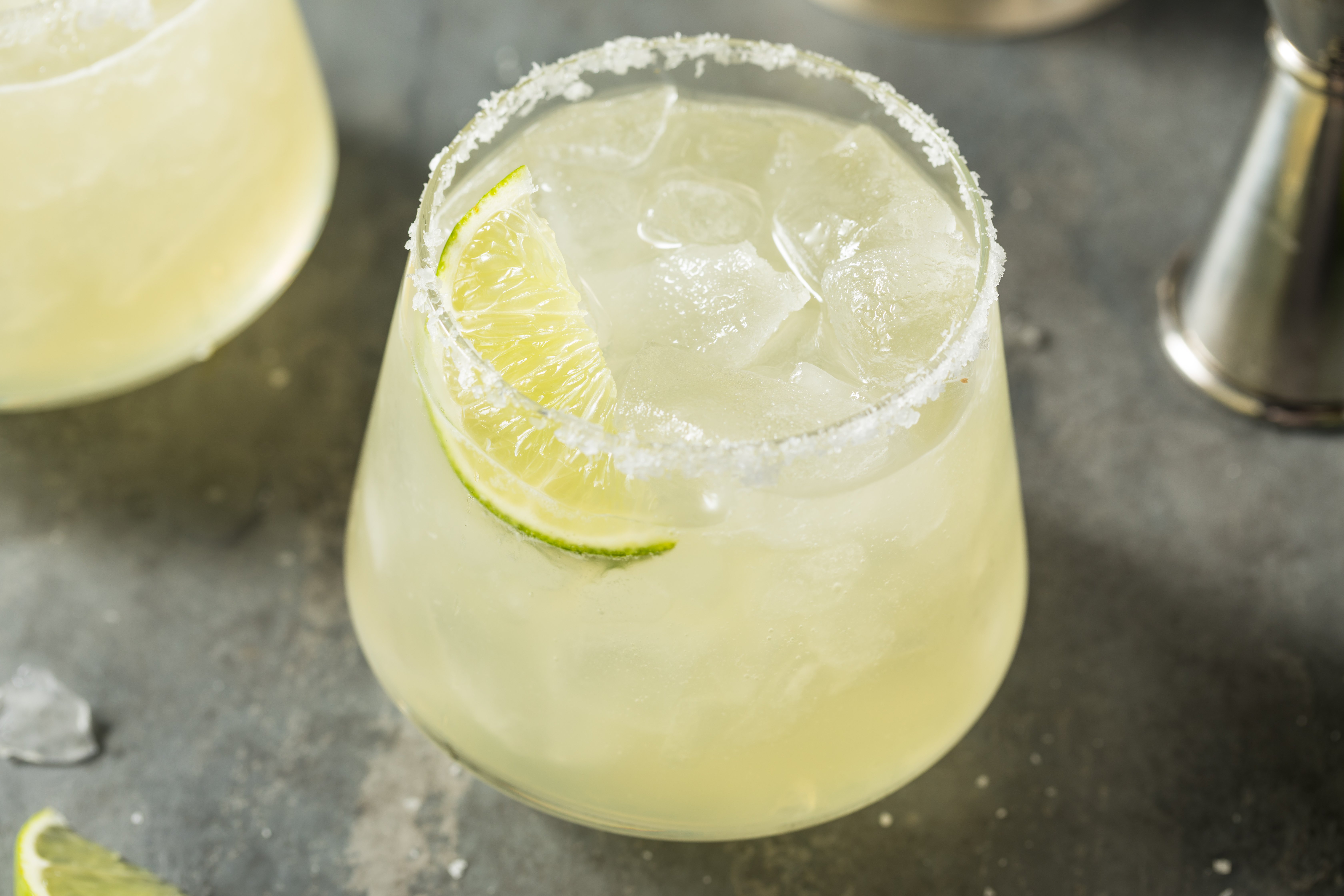 Pericolul nevăzut din paharele cu cocktail: O femeie are vezicule „de mărimea unei mingi de golf” după o zi la soare