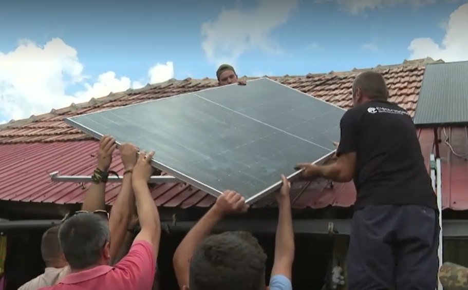 Mii de case din România nu au încă energie electrică. Cum ajung panourile fotovoltaice în cătunele izolate