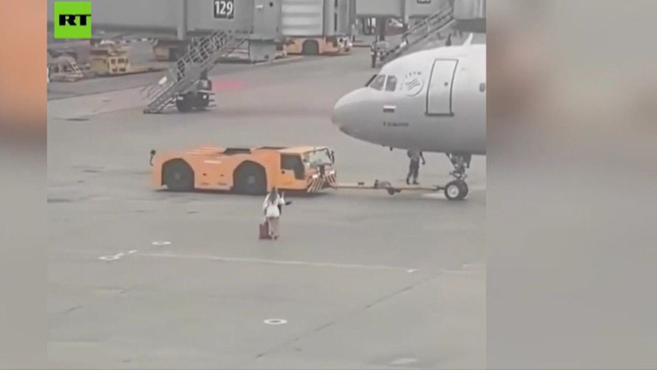Două pasagere au alergat după avion la Moscova şi au fost reținute pentru intrare fără permis