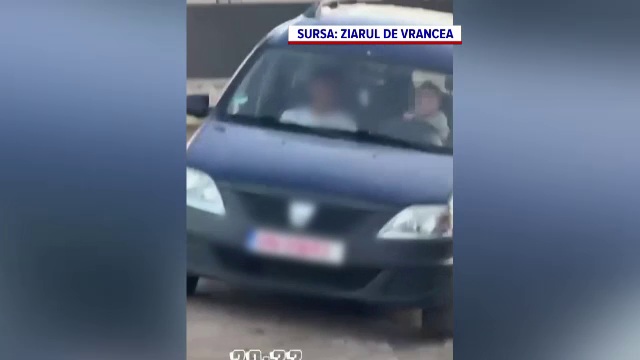 Bebeluș de 11 luni la volanul unei mașini în mișcare, pe drum public. Mama de 17 ani îl filma