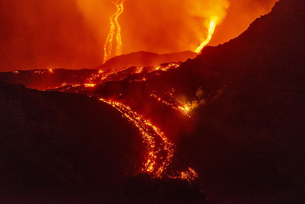 În plin sezon al vacanțelor, vulcanul Etna perturbă traficul aerian. Zborurile în Sicilia, anulate din cauza eupției