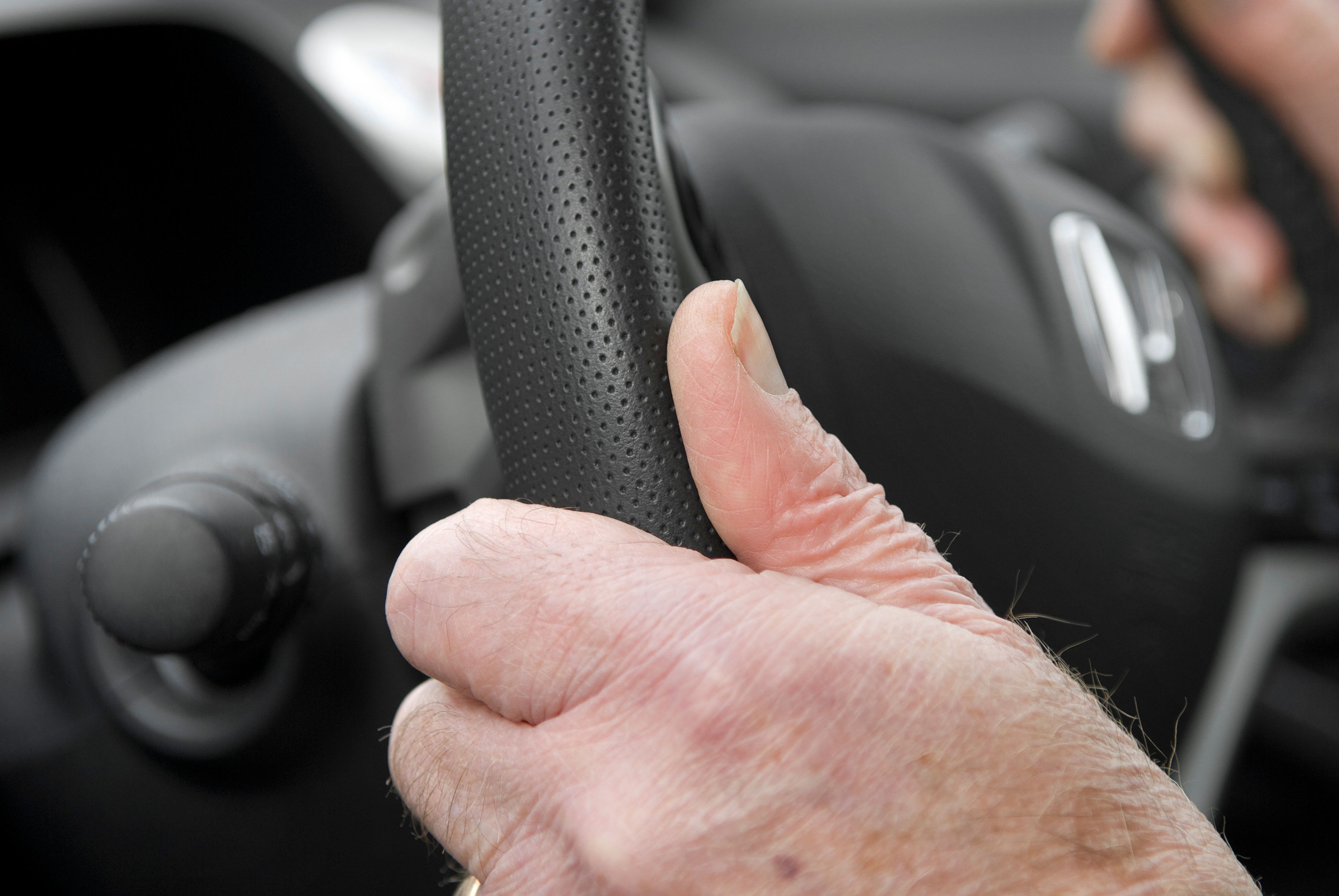 Un pensionar de 86 de ani, condamnat pentru că nu a plătit o taxă auto de nici 4 euro. Ce a decis instanța