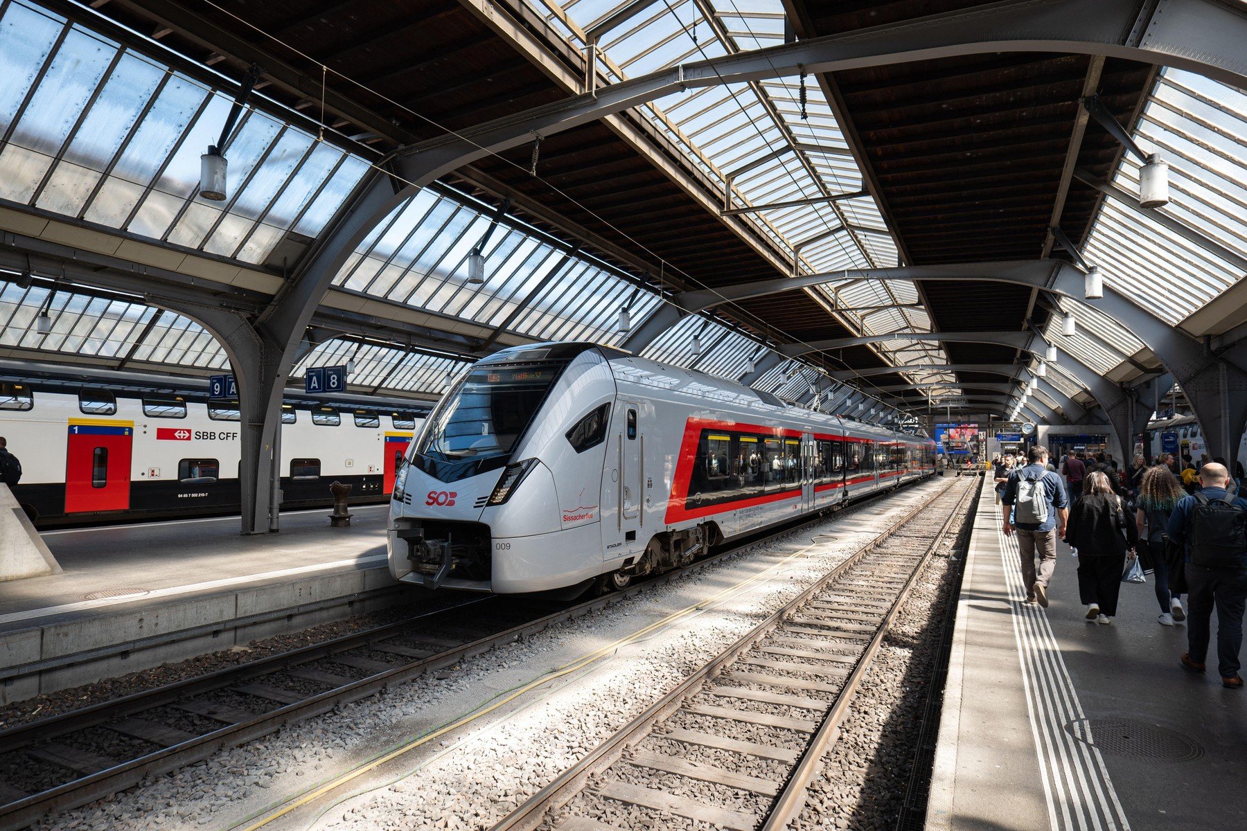 Un mecanic de tren a fost concediat după 15 ani pentru că a fost prins citind în timp ce conducea. Ce au decis judecătorii