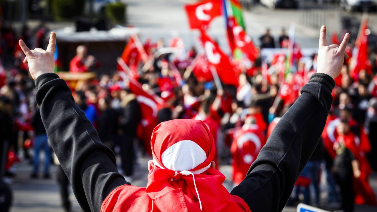 Lege istorică în Turcia. Rebelii kurzi din PKK, reprimiți în viața civilă, după aproape 50 de ani de război