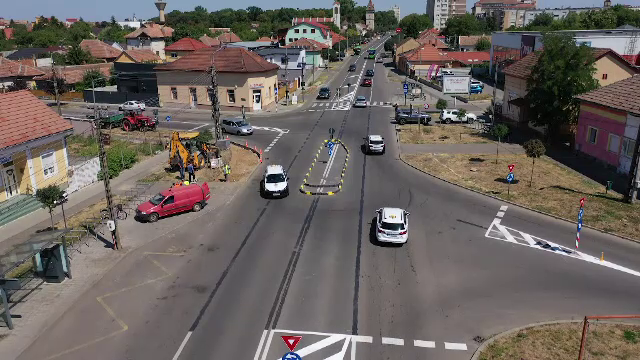 Sensul giratoriu care îi pune în dificultate pe șoferii de autobuze și TIR-uri. „E un pic cam strâmt!”