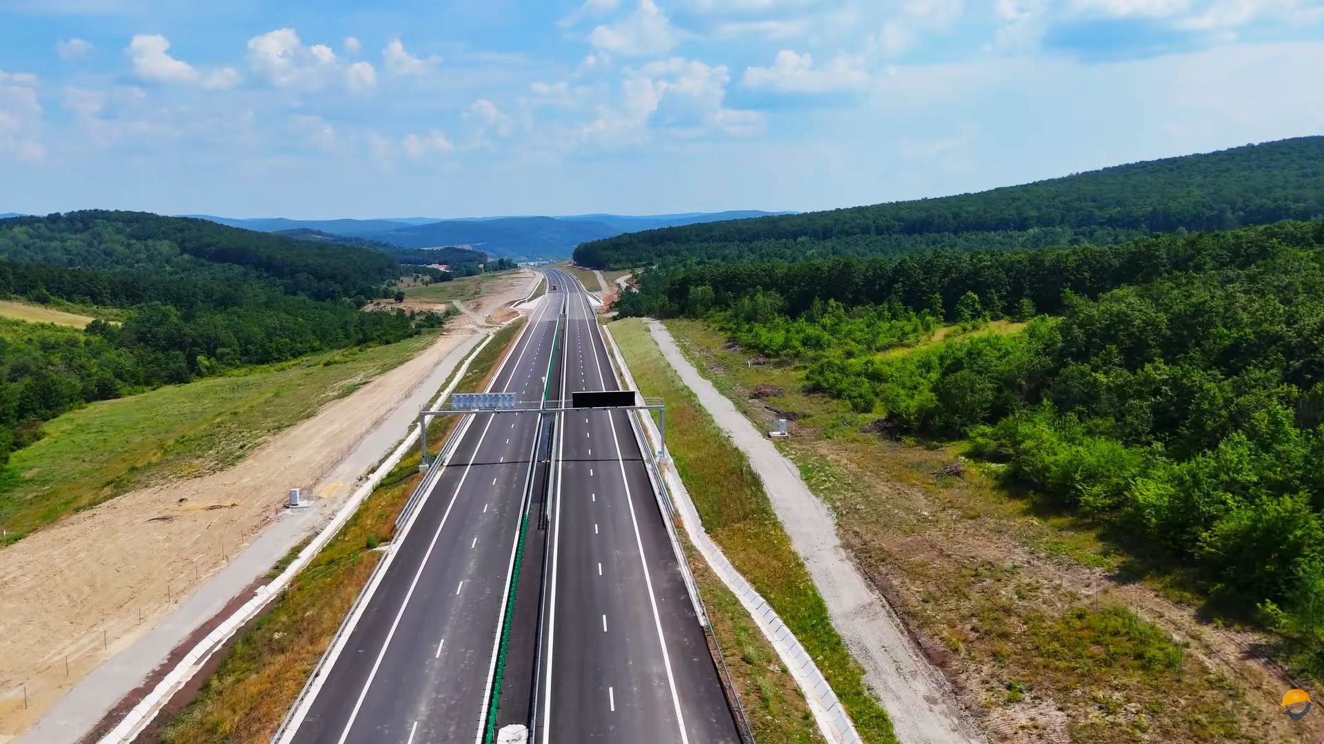Pericol pe autostradă. Un individ pe tricicletă a fost prins circulând pe banda a doua și pe contrasens