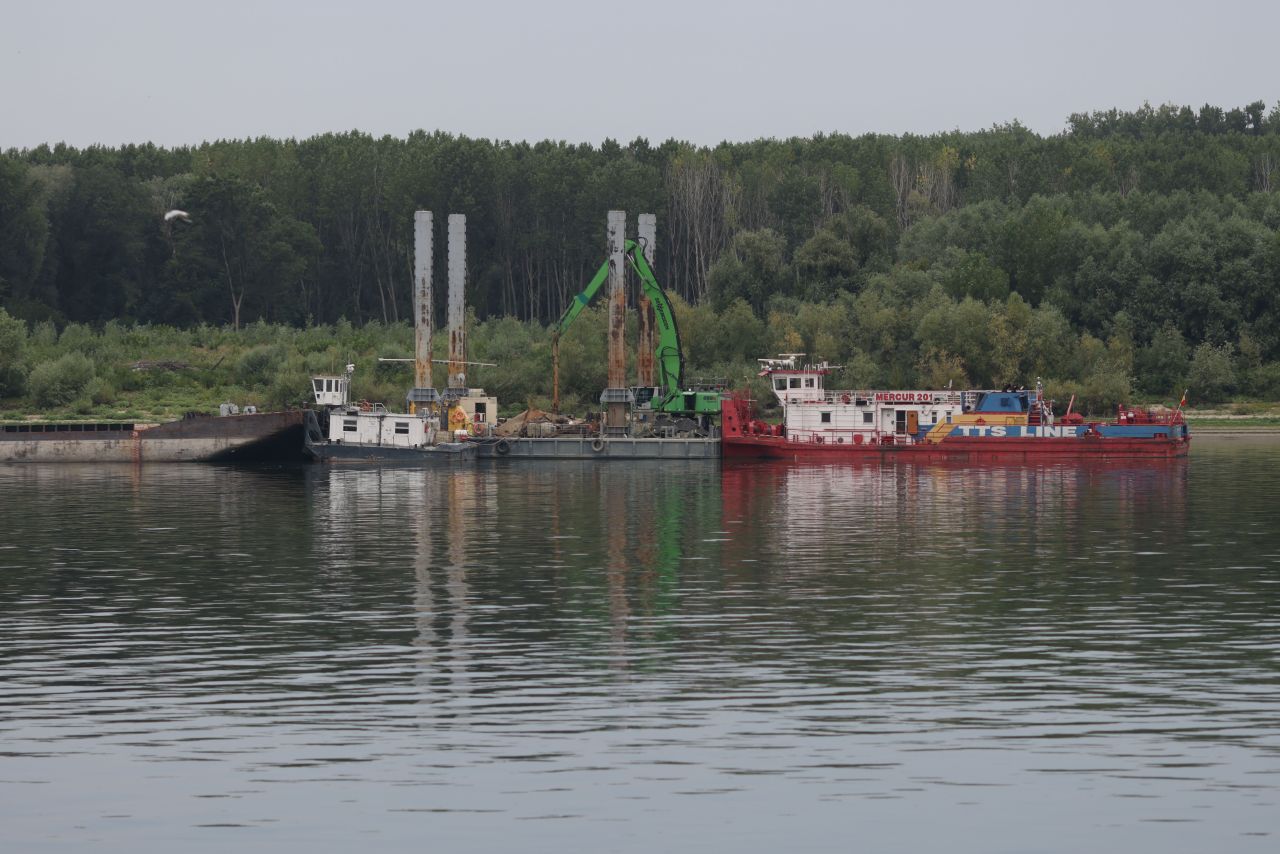 Două persoane ar fi încercat să fure componente de la barjele scufundate în Dunăre ca să devieze apa către Cernavodă