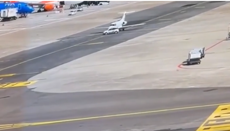 Momentul bizar în care o mașină s-a ciocnit cu un avion pe aeroportul din Milano | VIDEO