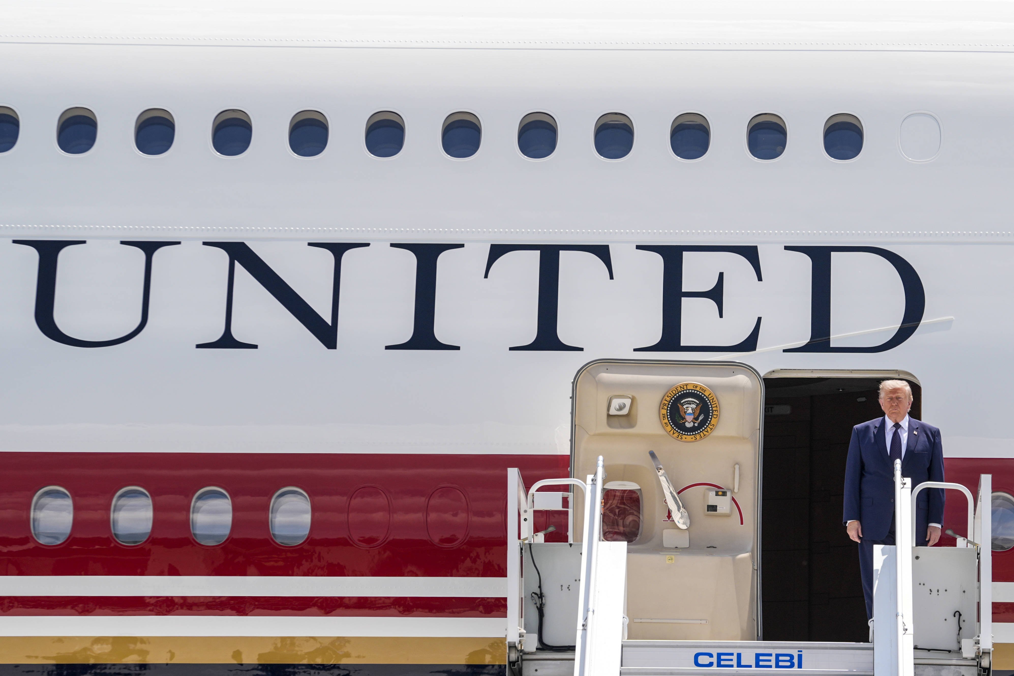 Trump s-a ascuns într-o camionetă pentru a fi scos în secret din Air Force One la plecarea de la summitul din Ankara | VIDEO