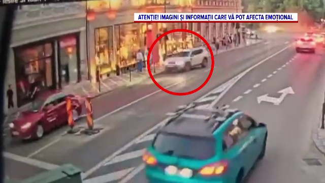 Momentul în care mașina se deplasează necontrolat și lovește turiștii pe trotuar, în Brașov. Doi au murit