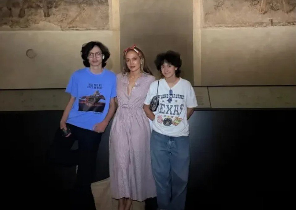 Jennifer Lopez, imaginea eleganței relaxate în Italia. Rochia cu dungi perfectă pentru zilele călduroase | GALERIE FOTO
