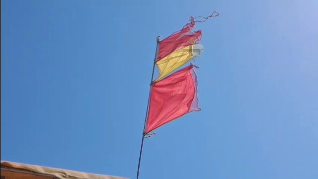 Valuri mari pe litoral, a fost arborat steagul roșu. Rafale de vânt de 50 de km/h