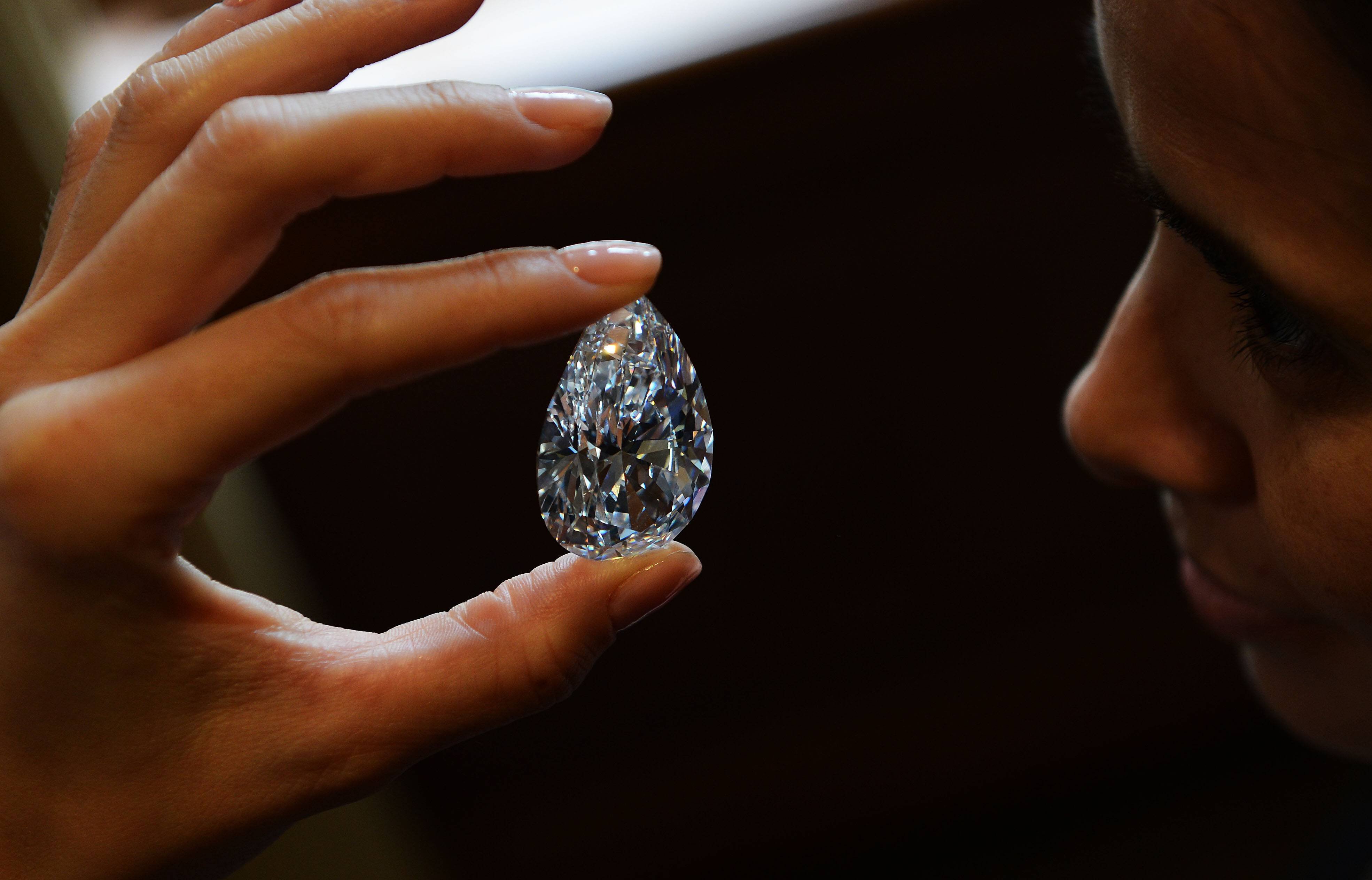 Câțiva indieni săraci au găsit după o ploaie puternică un diamant uriaș și extrem de rar. Înduioșător ce vor face cu averea