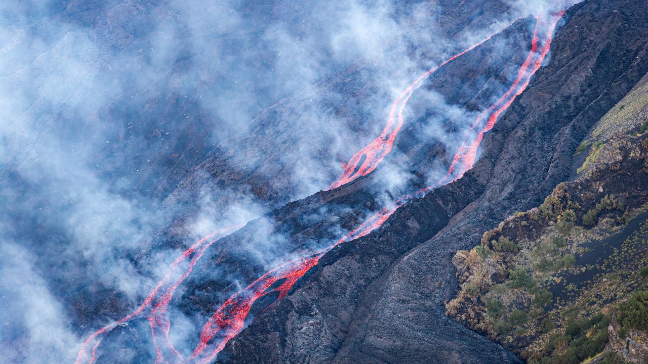 Aeroportul din Catania rămâne închis din cauza erupției vulcanului Etna. Avertismentul MAE pentru românii din Sicilia