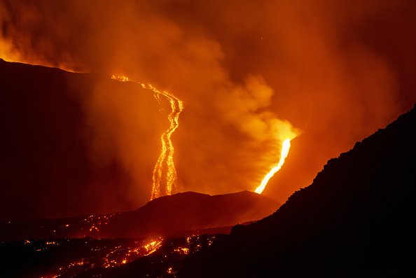 Zborurile de pe aeroportul din Catania au fost suspendate din nou din cauza cenușii vulcanice provenite de la Etna