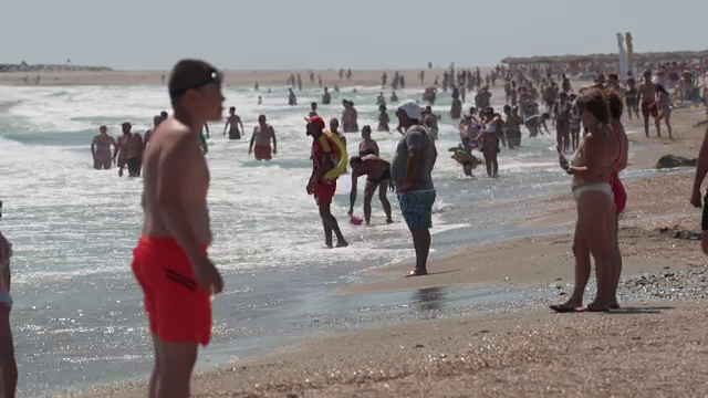 Valuri mari pe litoral. Ce sunt curenții RIP, care pot trage oamenii în larg în doar câteva secunde