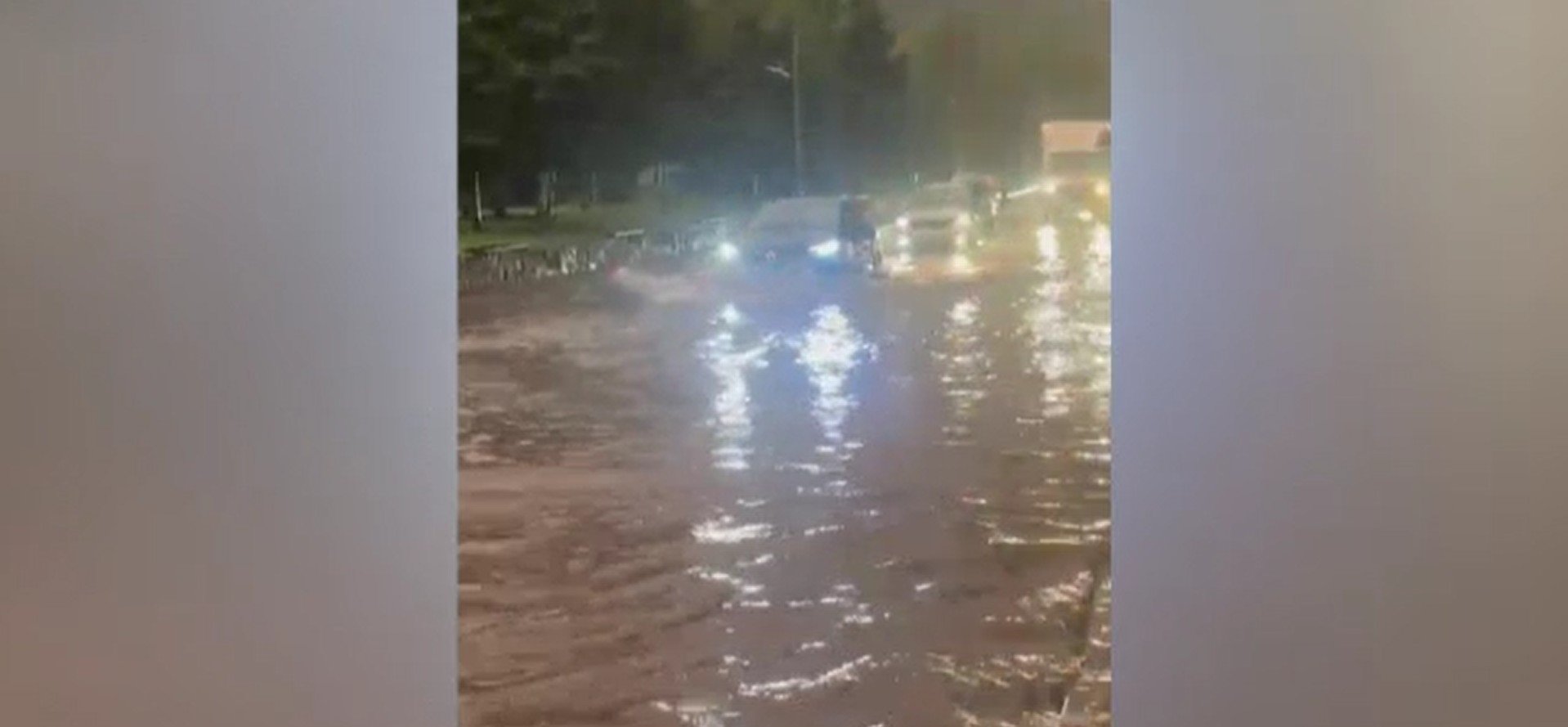 Viituri și inundații în Argeș. Mașini luate de ape și gospodării inundate după ploile torențiale
