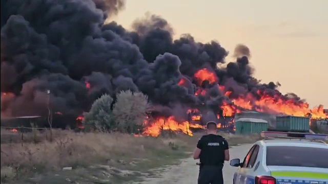 Incendiu devastator la un depozit de plastic din Constanța. Pagube de 600.000 de euro. „N-avea cum să ia foc fără ajutor”